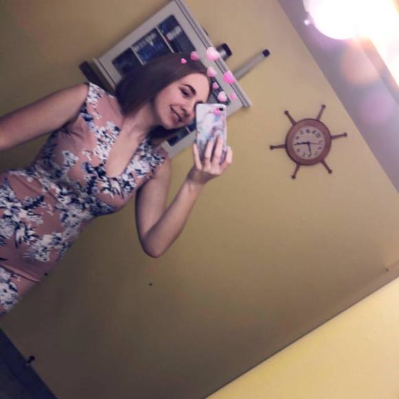 Meet your Posher, Jessica - Picture 1 of 1